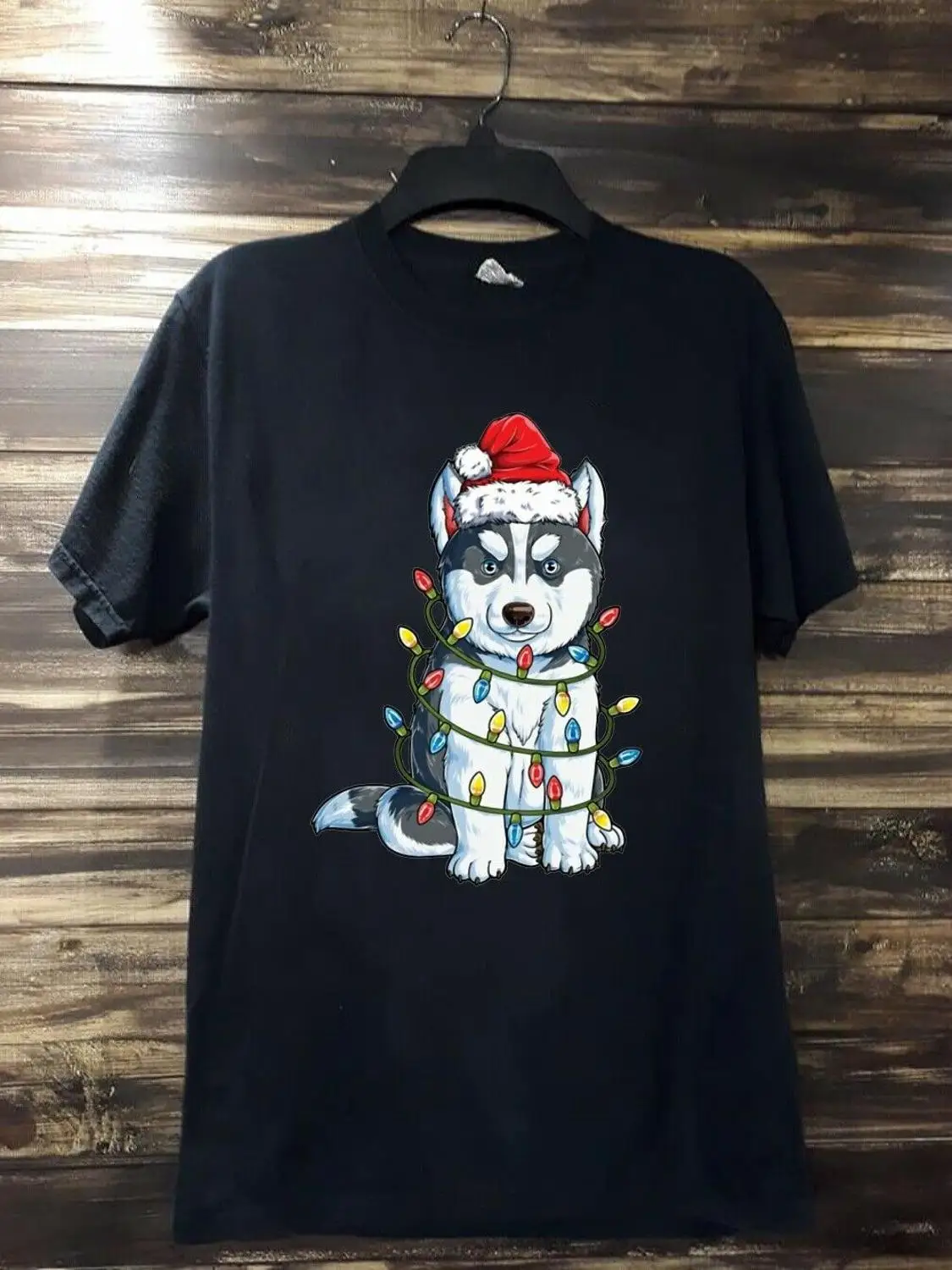 Черная футболка с рождественскими огнями в стиле Сибирского хаски. Лучший