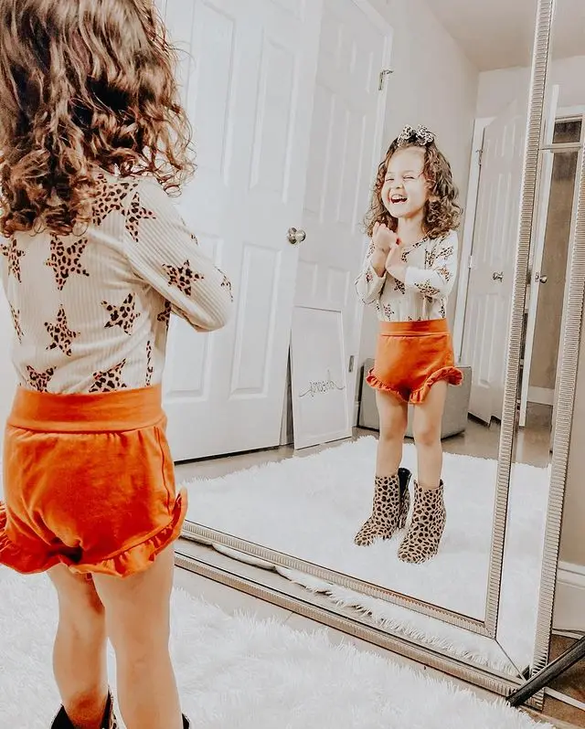 

Новинка 2021, Модный комплект одежды для новорожденных из 2 предметов, комбинезон с длинным рукавом и принтом звезд, однотонные шорты с оборка...