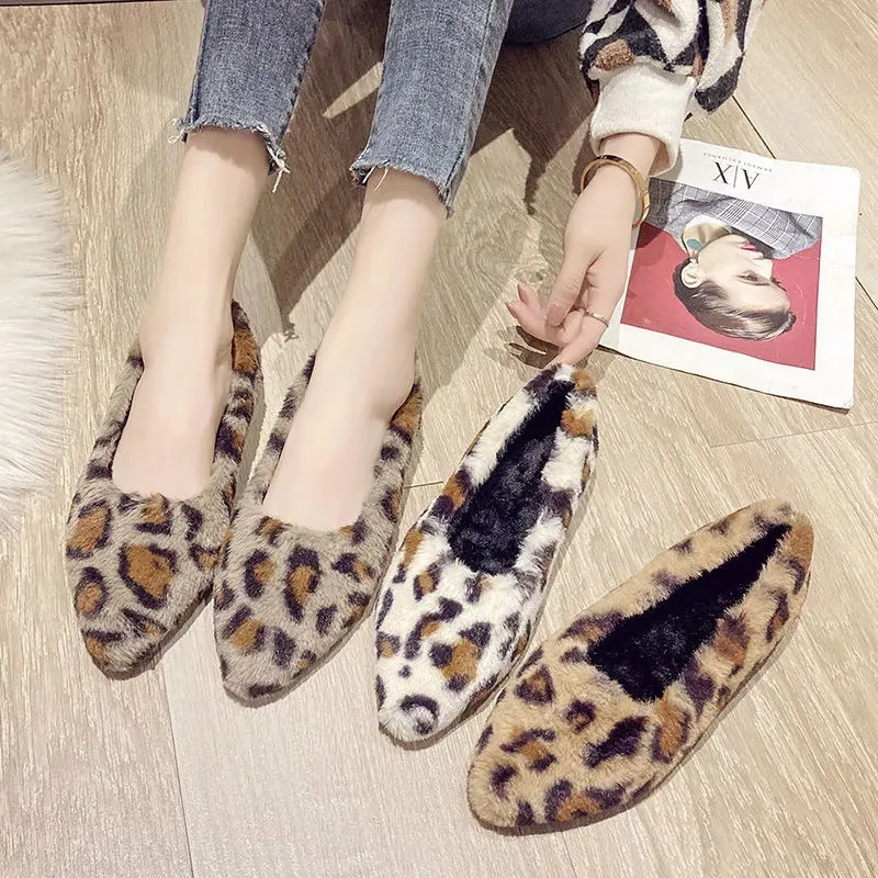 

Designer Leopard Pointed Toe Slip On Flats Women Winter Warm Plush Velvet Moccasins Furry Fluffy Loafers Casual Retro Shoes 2021