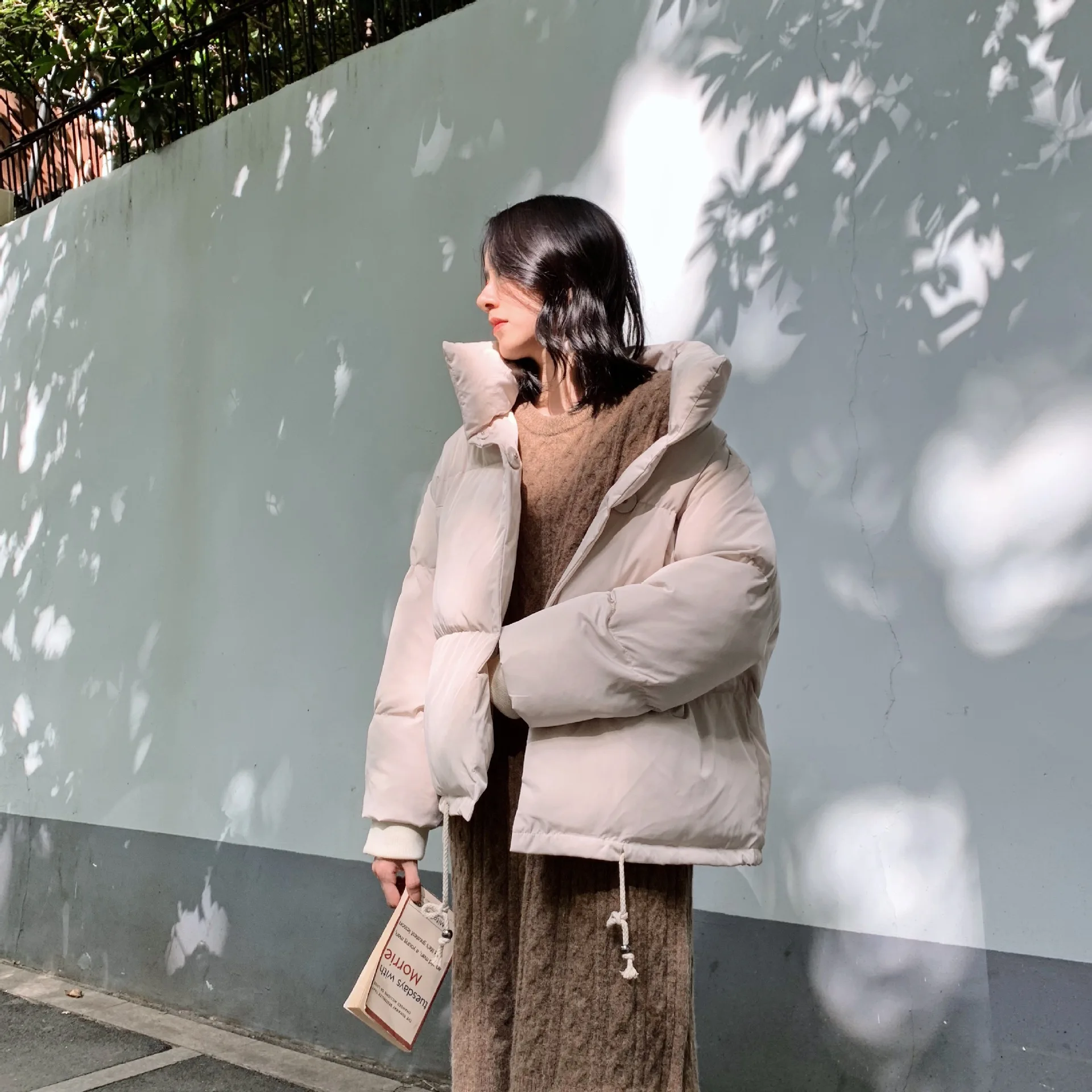 Повседневные теплые модные женские короткие зимние пальто и куртки однотонная