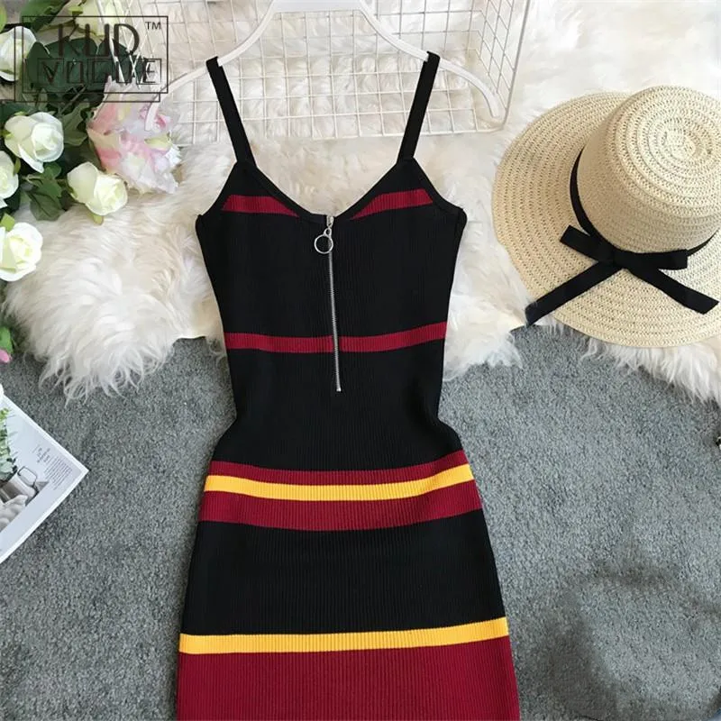 Тонкое летнее трикотажное хлопковое облегающее платье длины миди с полосатым
