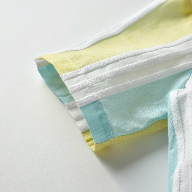 Детский костюм из рубашки с коротким рукавом и белых шортов |