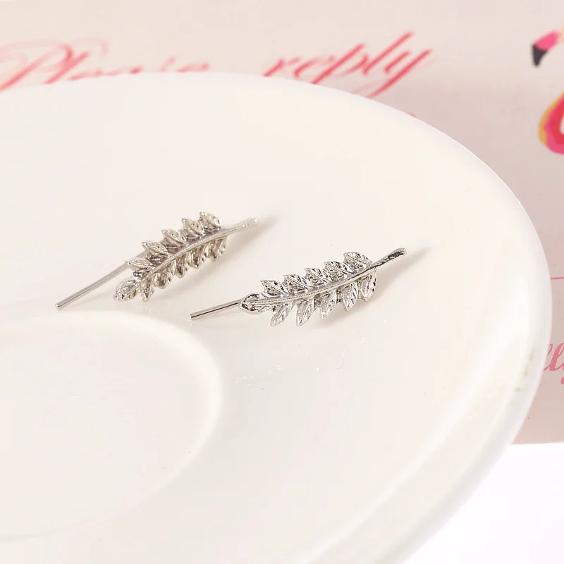 Серьги оптовой продажи 2020 года Простые листья дерева из сплава в форме U Уникальные аксессуары для ушей с характером для женщин.