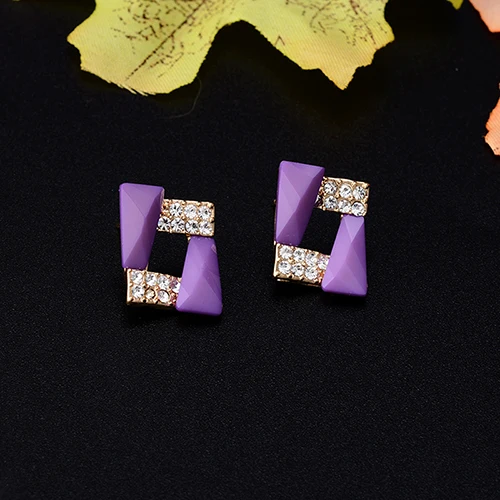 Женские квадратные серьги гвоздики корейские белые акриловые с инкрустацией