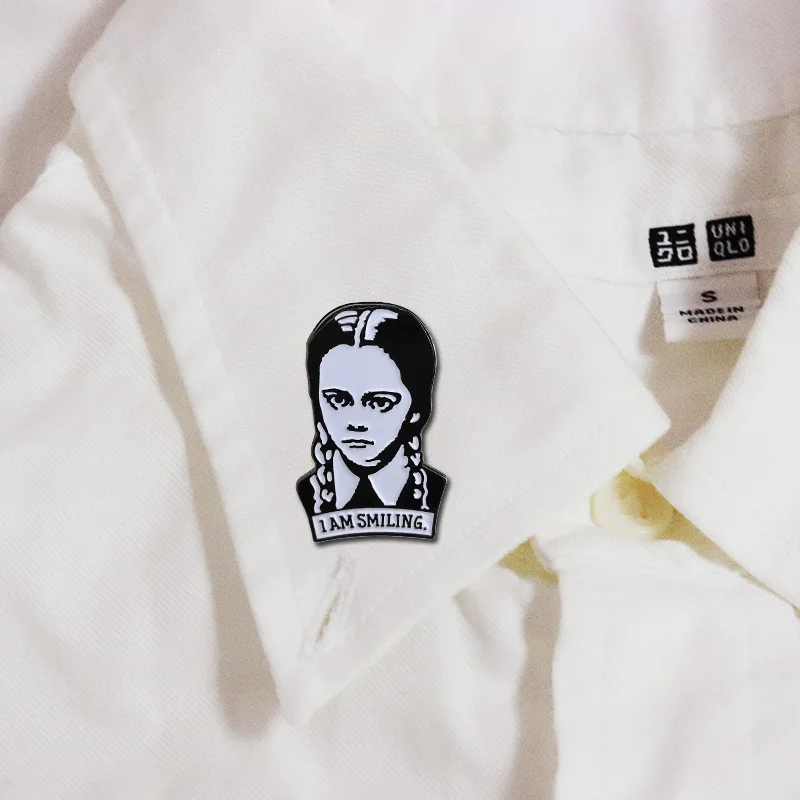 Эмалированная заколка в готическом стиле с изображением смайлика Карла Аддамс