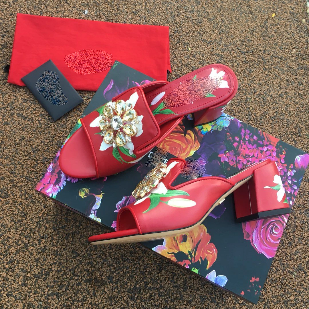 Красные сандалии с принтом Брендовые женские домашние тапочки из натуральной