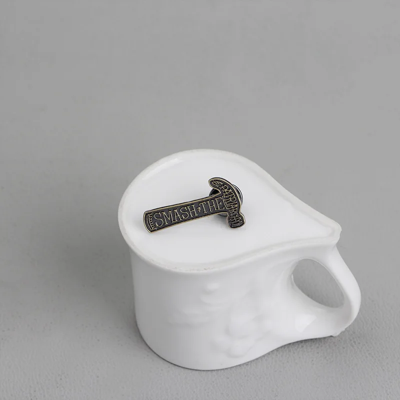 Мультфильм маленький Молот Броши для женщин панк письмо SMASH значок ювелирные