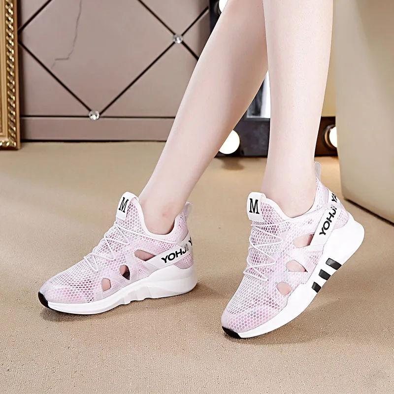 Летние сетчатые сандалии для женщин новинка 2021 дышащие удлиняющие модные белые