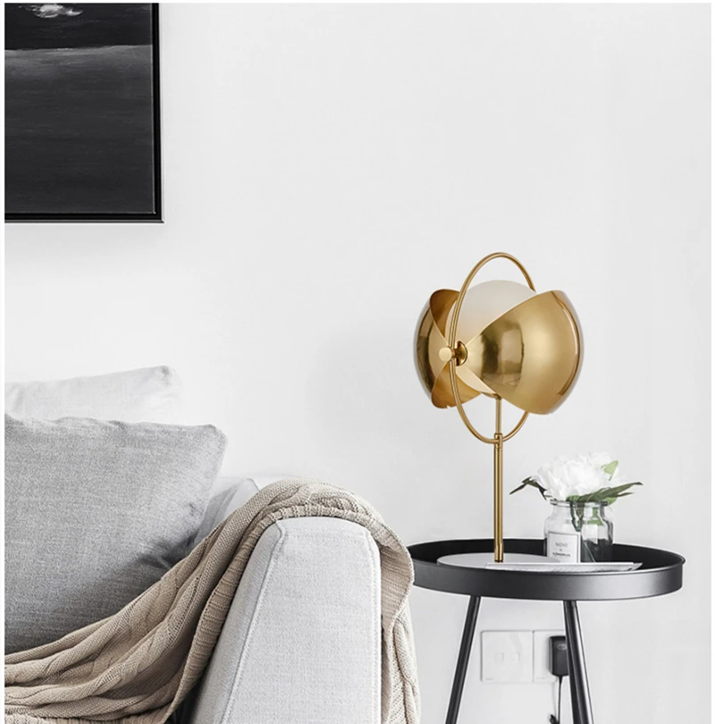 Металлическая настольная лампа в скандинавском стиле современная с латунным
