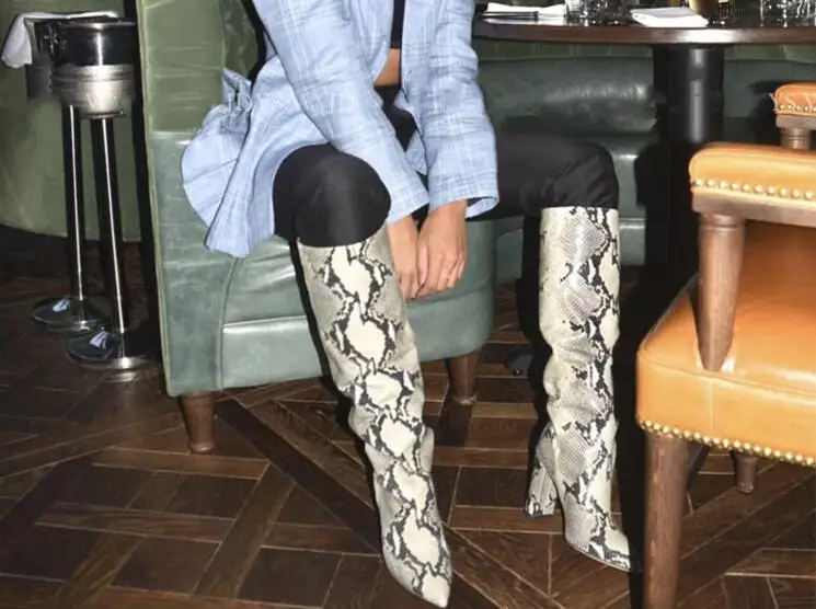 Стильные коричневые кожаные женские сапоги выше колена на толстом каблуке 9 см