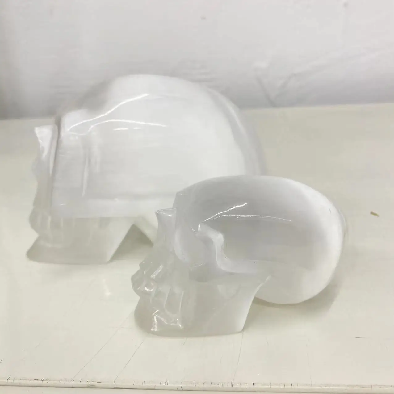 

Natural selenite Crystal Quartz Energy skull Reiki Healing Gift Room Decoration