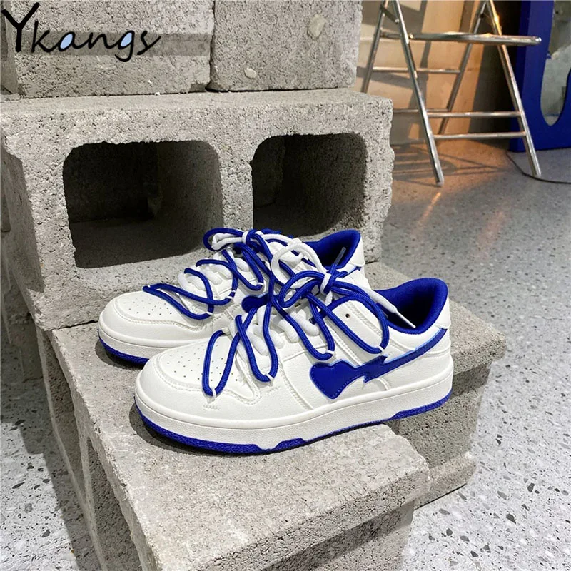 

Корейские женские спортивные туфли с низким вырезом и перекрестными ремешками, модная женская белая обувь в форме сердца, уличная спортивн...