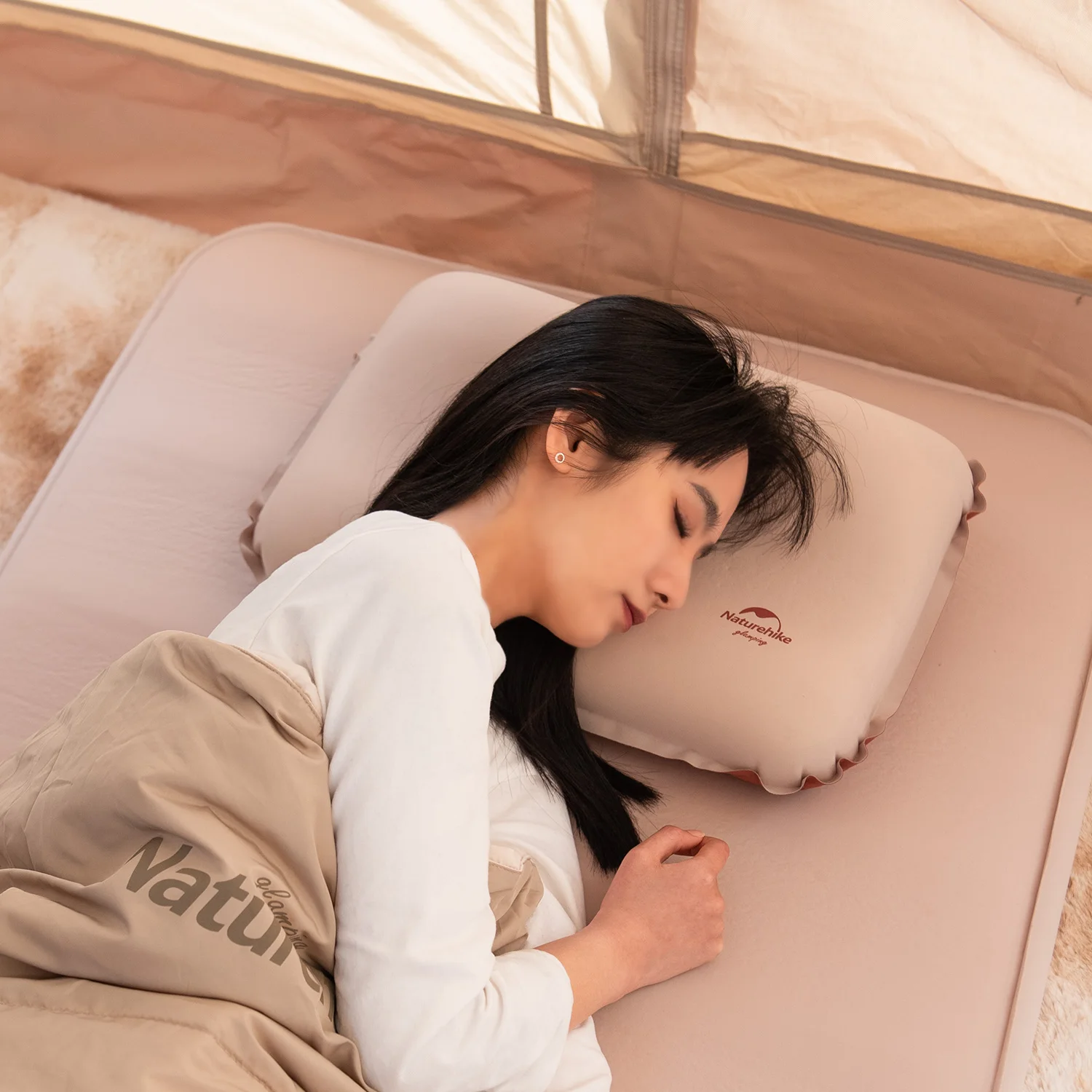 Надувная подушка Naturehike Outdoor 3D Comfortable Silent Foam Pillow для походов и путешествий с легким хранением.