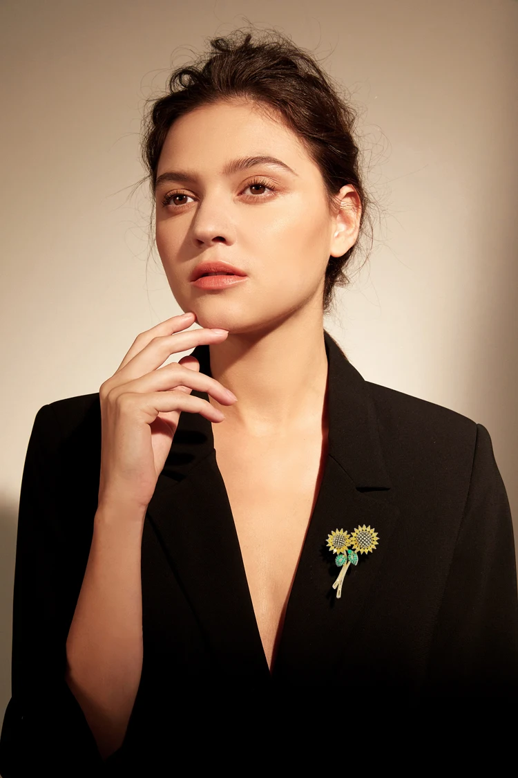 Christmas gift Korean crystal sunflower brooch xiangyanghua corsage ladies simple coat suit decorative pin | Украшения и