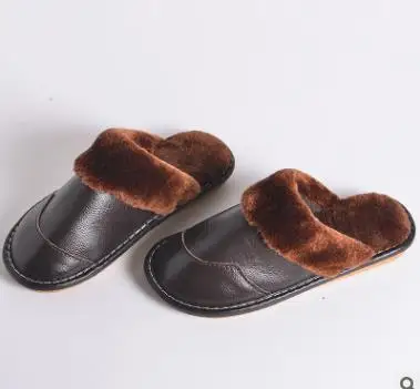 brown Мужские зимние новые кожаные Тапочки кожаные домашние Нескользящие мягкие тапочки на плоской подошве мужские теплые хлопковые тапочки для пары женщин - Цвет: brown