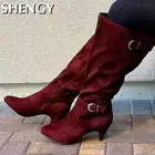 Зимняя женская обувь, замшевые сапоги до колена с острым носком, однотонные Сапоги на молнии в британском стиле, женская обувь на низком каблуке, женские элегантные сапоги