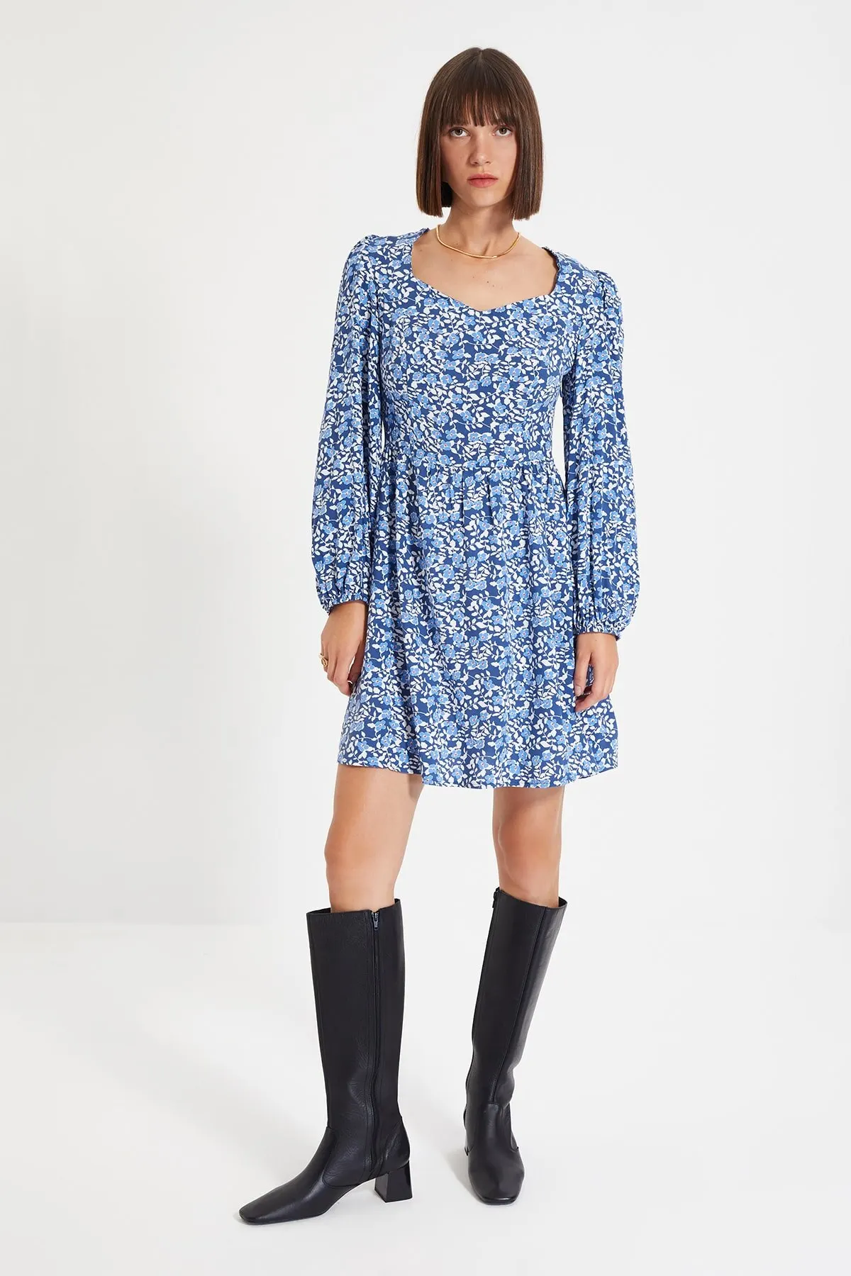 

Женская синяя деталь спины с платьем