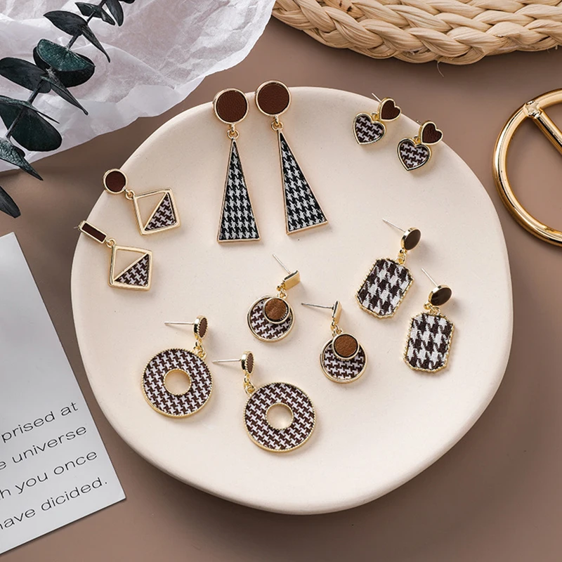 

Ladies accessories Retro Lattice Temperament Asymmetric Earrings Pendants Geometric Earrings for Women 2020 Trendy pendientes Fa