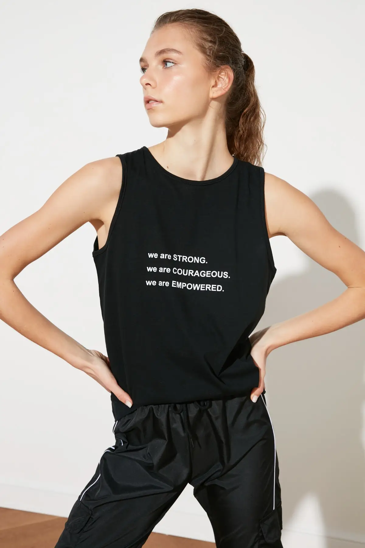 Трендовая нательная футболка для фитнеса TWOSS20AL0012 |