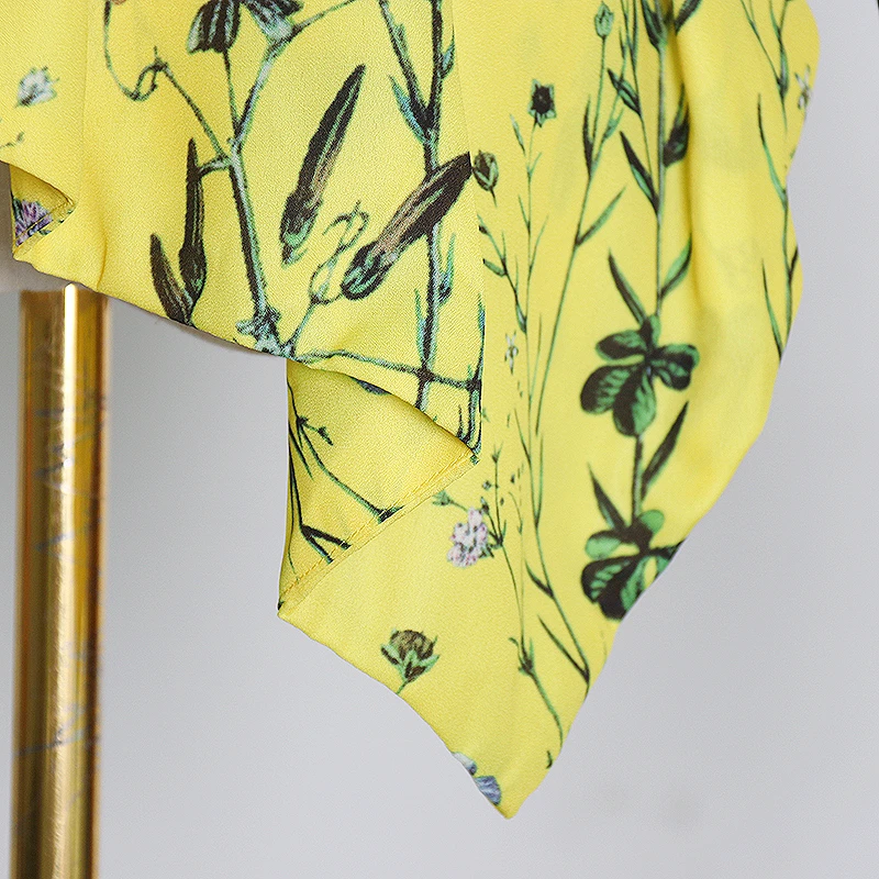 Женская блузка с открытыми плечами TWOTWINSTYLE белая цветочным принтом косами на