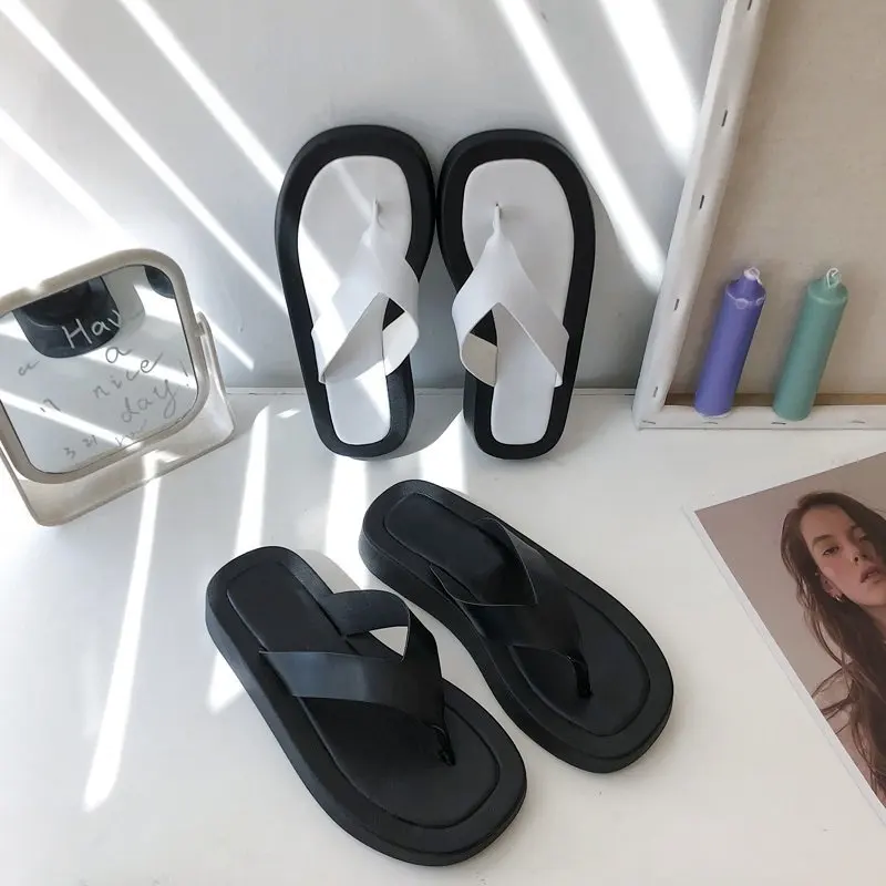 

2021 Summer Fashion Classic All-match Beach Shoes High Quality Casual Outdoor Flat Flip Flops Black and White New