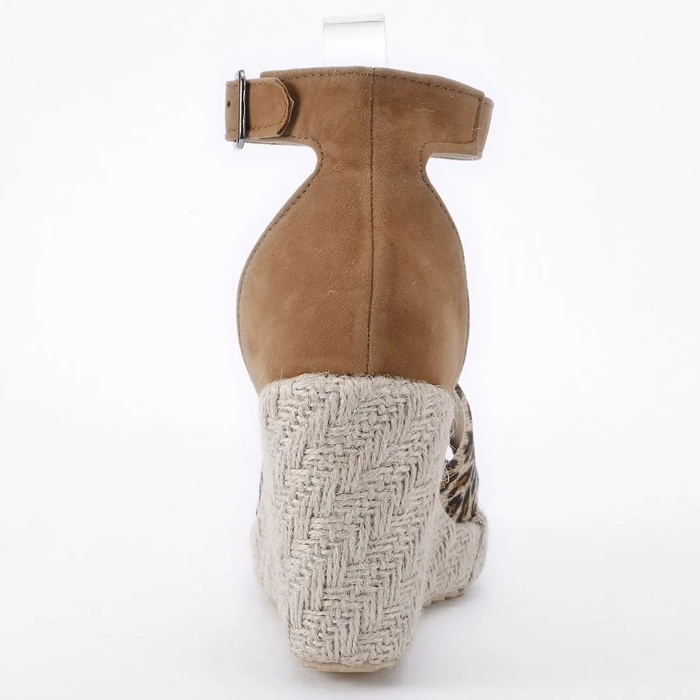 Босоножки женские леопардовые на танкетке сандалии с пряжкой открытый носок