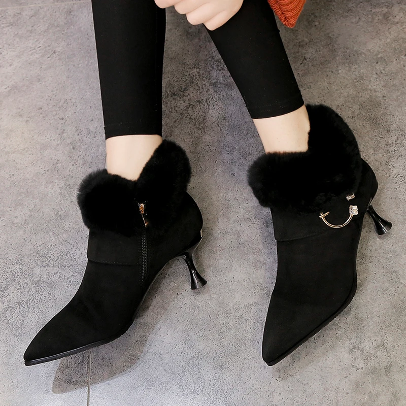 Модные ботильоны с пушистым мехом женские острым носком на тонком высоком