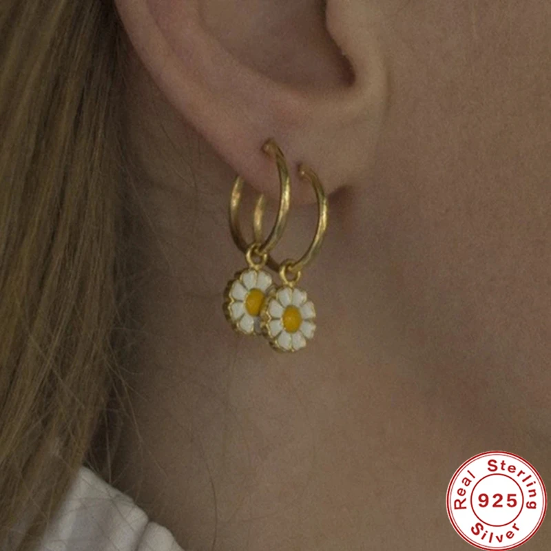 

Aide Hoop Earrings 925 Sterling Silver Daisy with Pink Blue Black Colors Natural Design Earrings For Women 2021 Trend Huggie