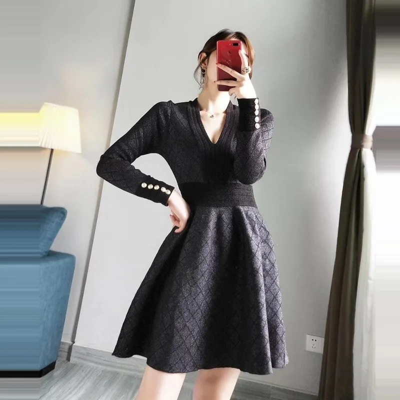 Женское клетчатое платье свитер черное трикотажное с v образным вырезом и длинным рукавом блестящее узором