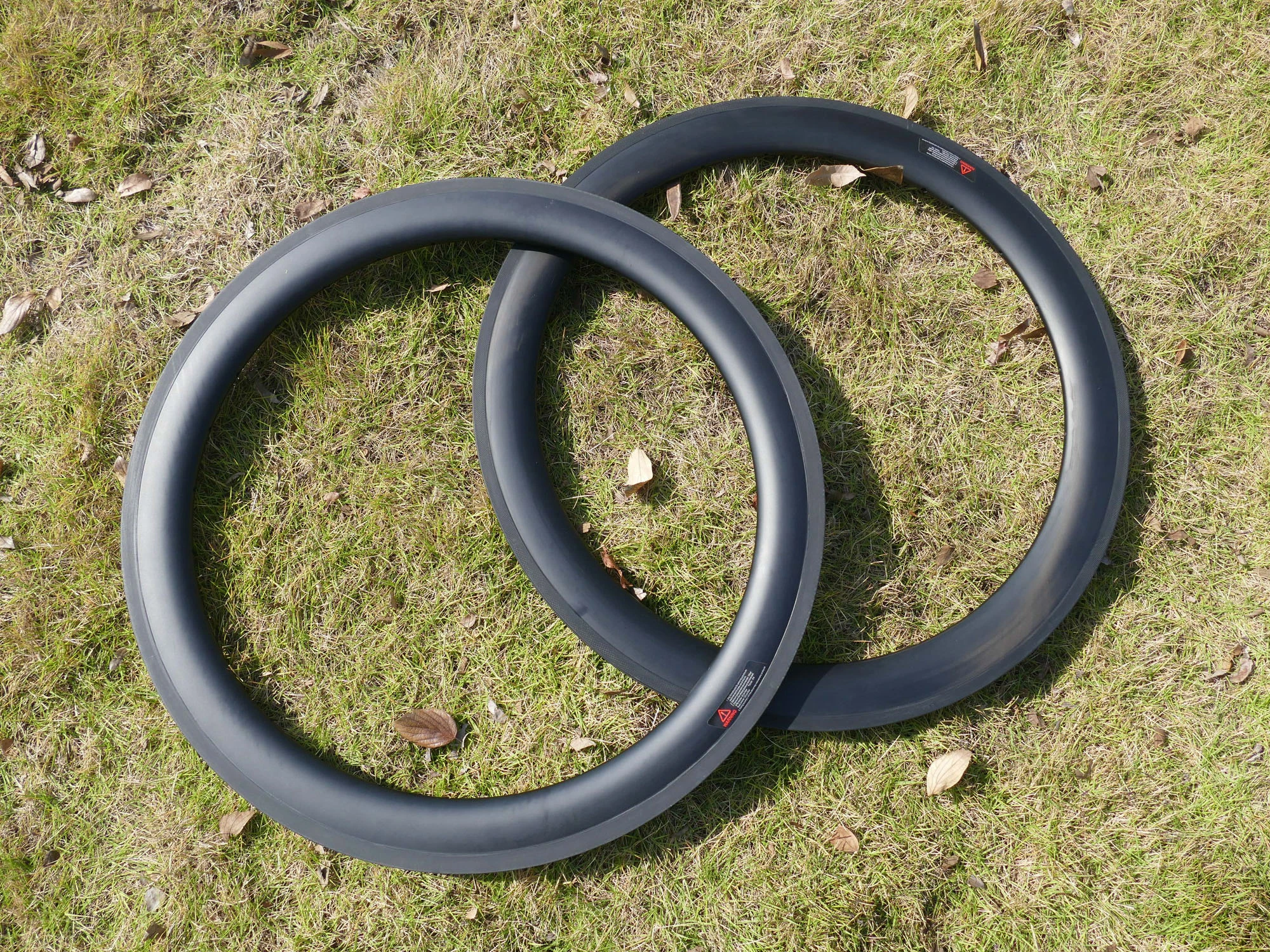 В комплект входит 1 пара-полностью карбоновый UD матовый дорожный велосипед