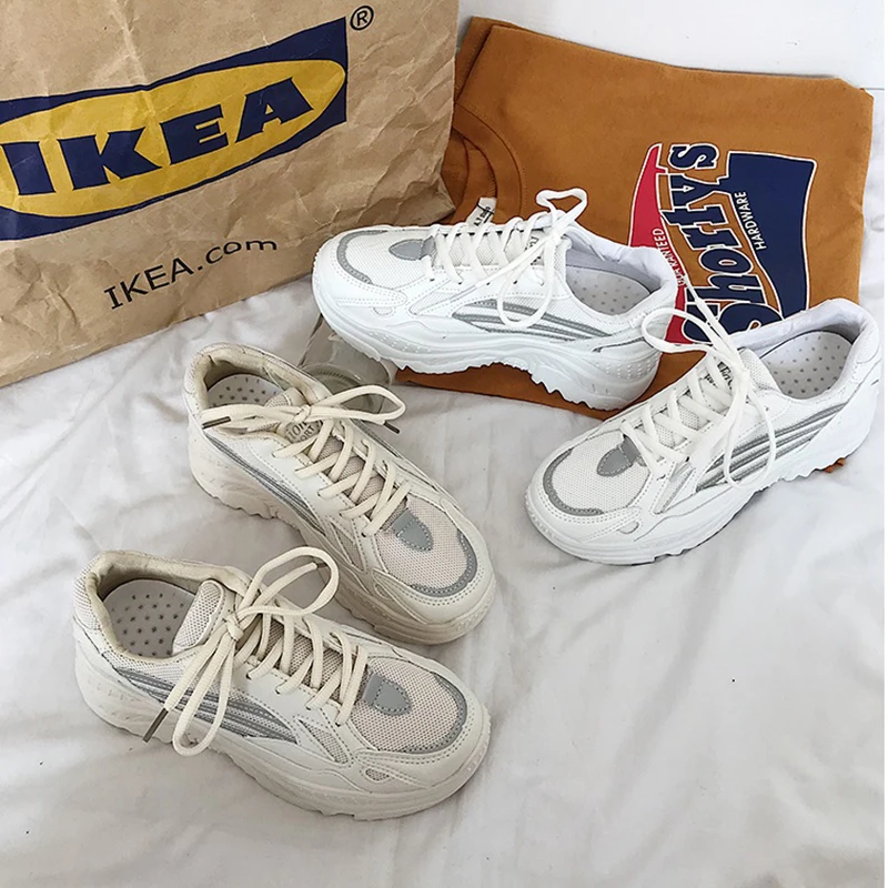 Женские кроссовки на толстой подошве белые дышащие со светоотражающей сеткой