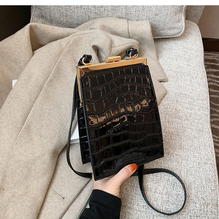 

The new fashionable retro crossbody bag web celebrity for the winter of 2020, a versatile portable small square bag with crocodi