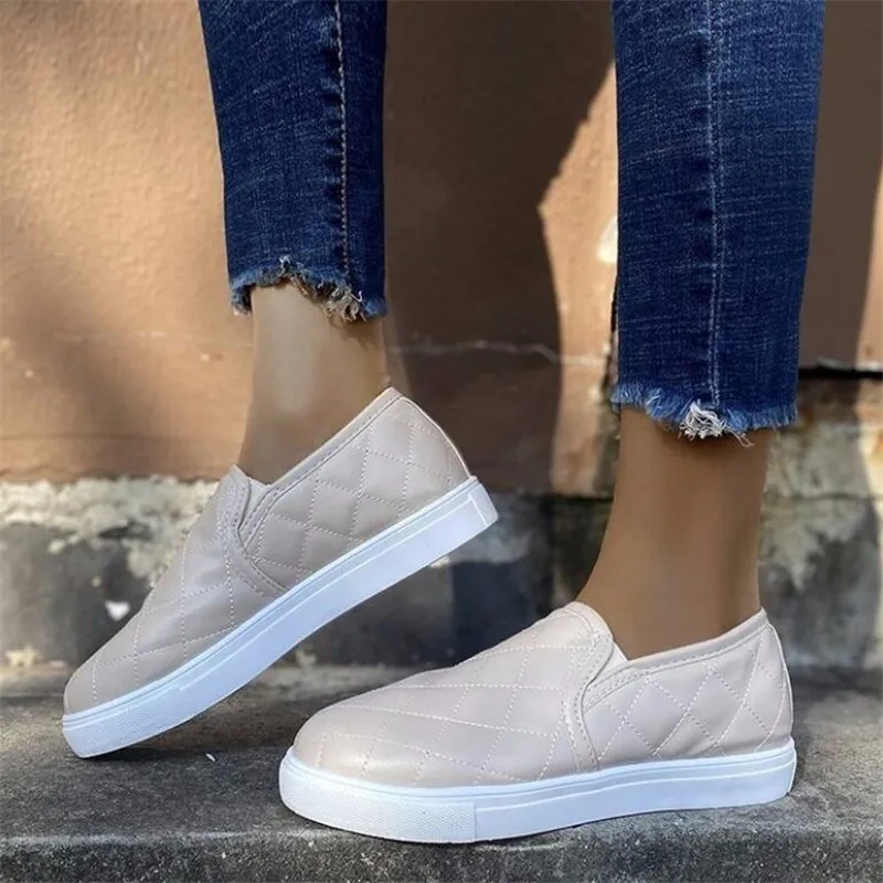 

New women's single shoes fashion leather round head car stitching shallow mouth flat bottom large size casual shoes women
