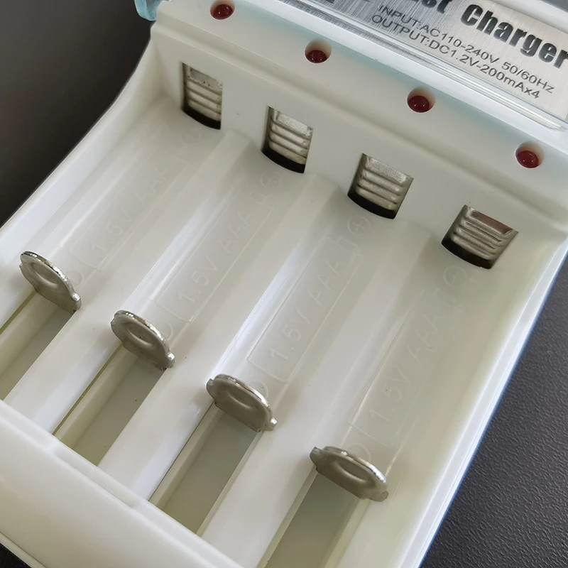 1 шт. новое универсальное зарядное устройство с четырьмя слотами для быстрой