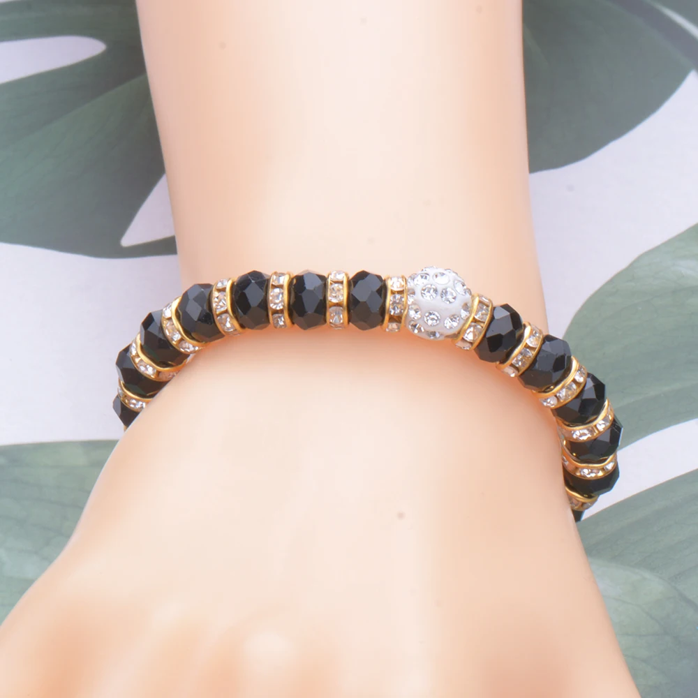 Шарм-браслет разных цветов с бусинами из натурального камня | Украшения и