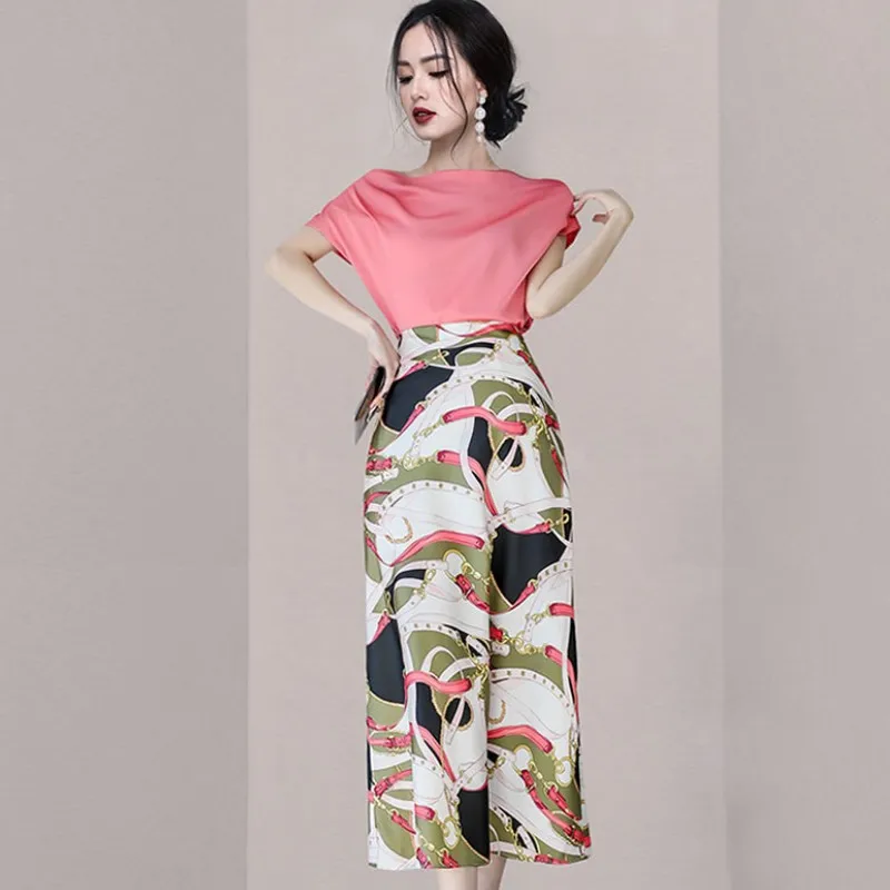 

Женский офисный костюм из двух предметов, привлекательная атласная розовая рубашка и облегающая юбка миди с высокой талией и принтом цепей,...