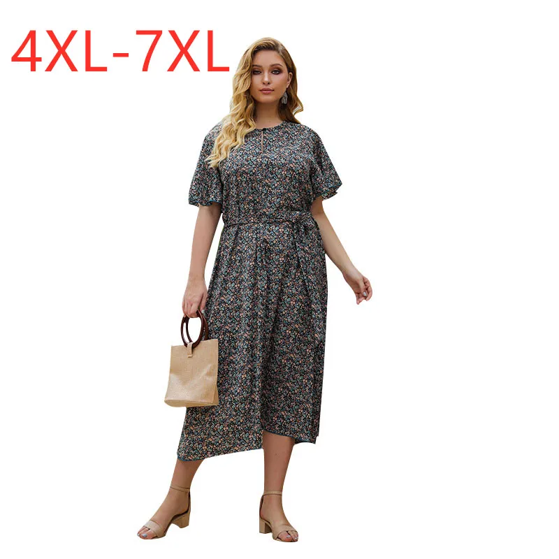 

Женское летнее платье средней длины с цветочным принтом и поясом