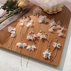 Серьги-гвоздики женские акриловые с белыми цветами, с кристаллами, 2019