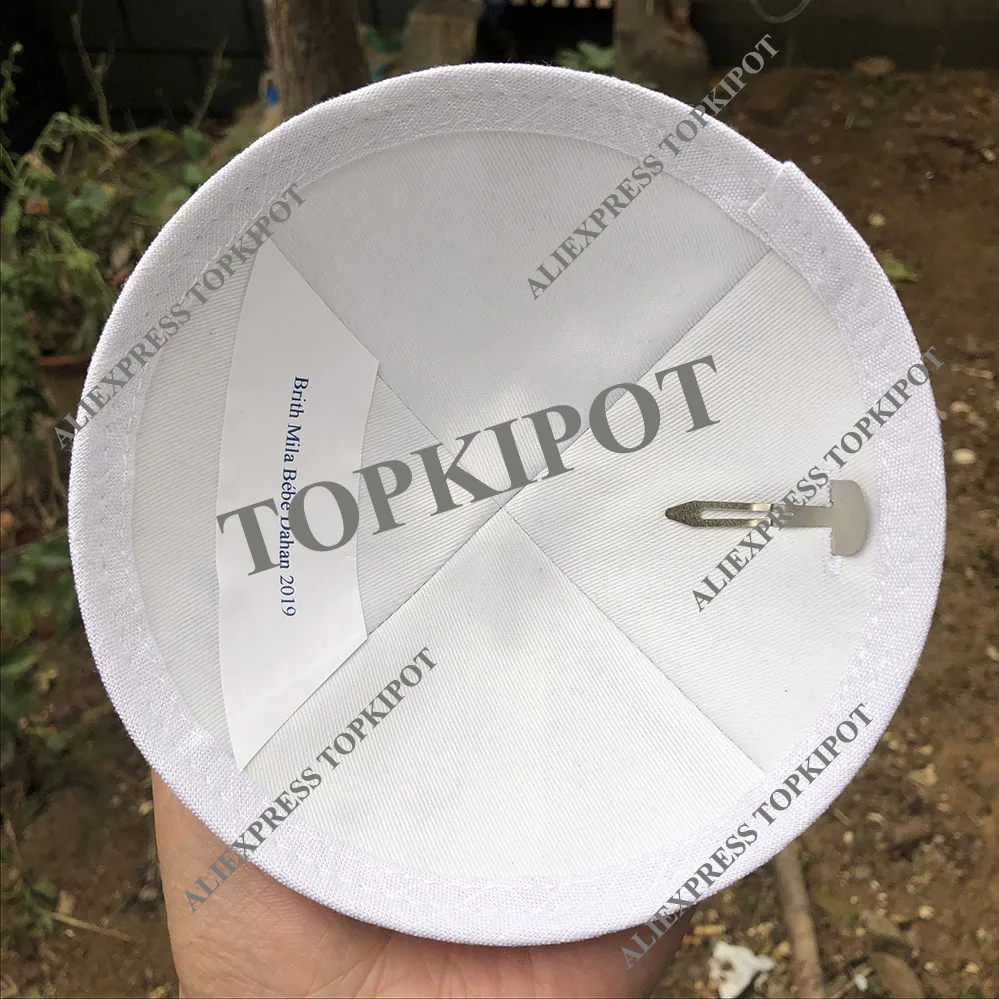 Белые льняные kippahs с темно-синей вышивкой логотипа как дизайн клиента