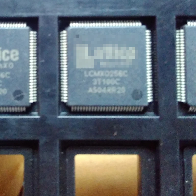 

LCMXO256C-3T100C LCMXO256C TQFP100 IC новая и оригинальная встроенная схема