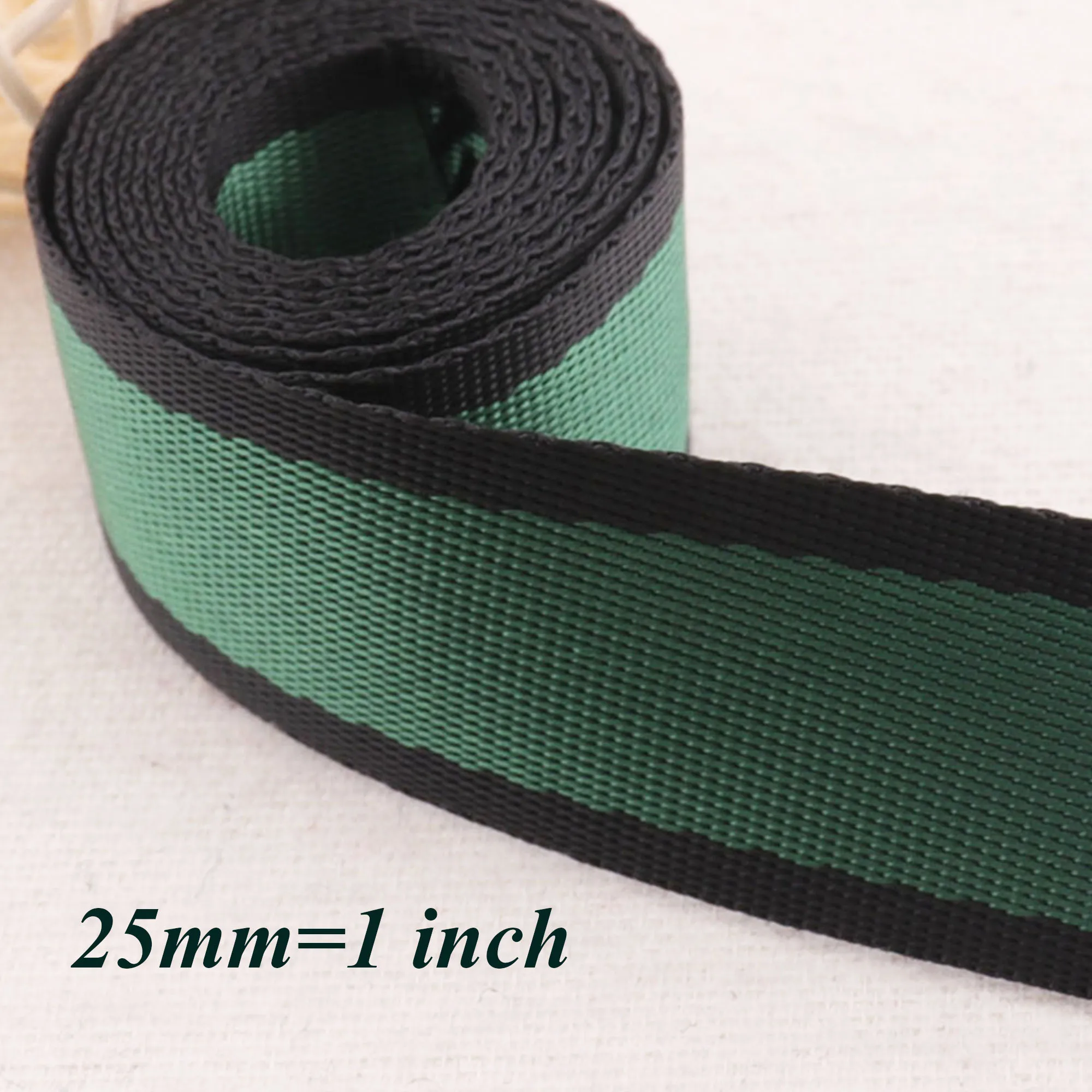 Сумка в полоску темно-зеленого цвета с гладкой лентой черными краями сумки