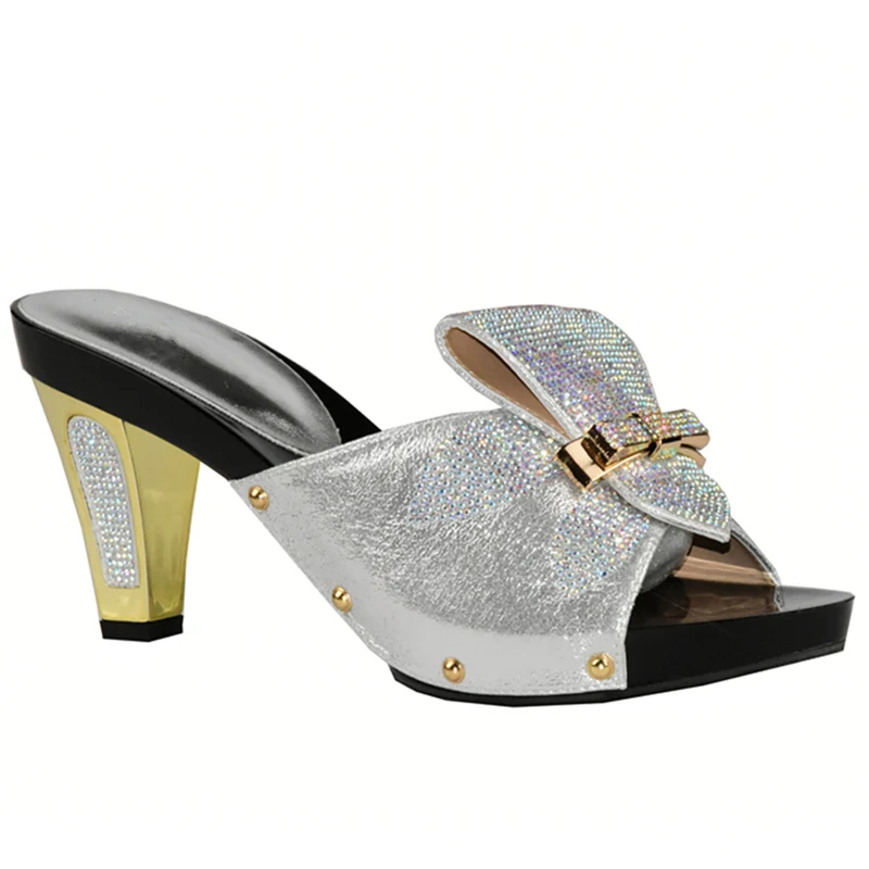 Женские туфли-лодочки золотого цвета с открытым носком украшенные стразами |