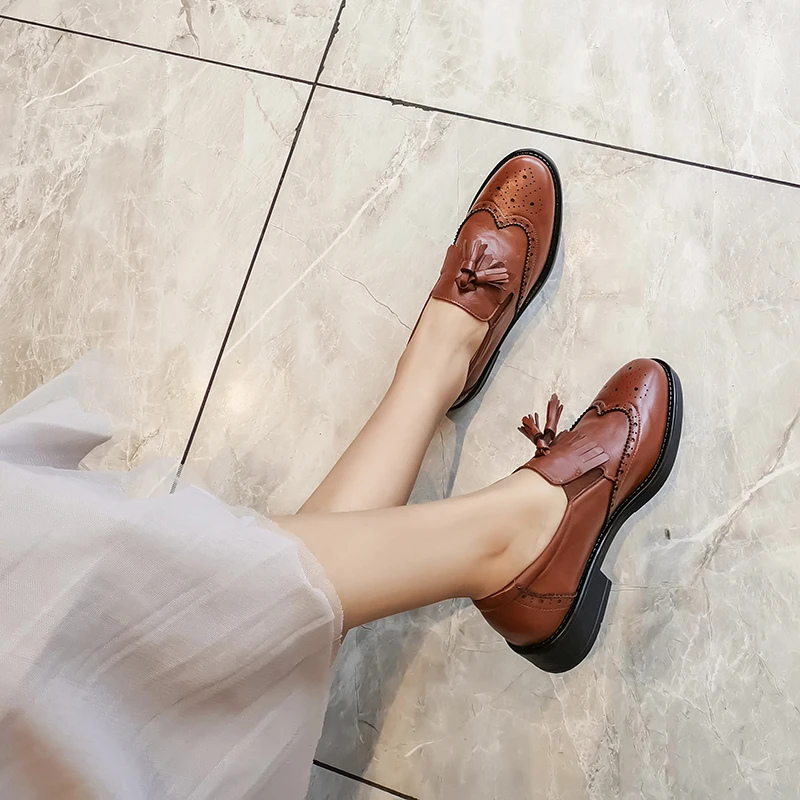 

VERCONAS Casual Retro Brogue Shoes Autumn New Low Heels Woman Pumps Genuine Leather High Quality Round Toe Fretwork Shoes Woman