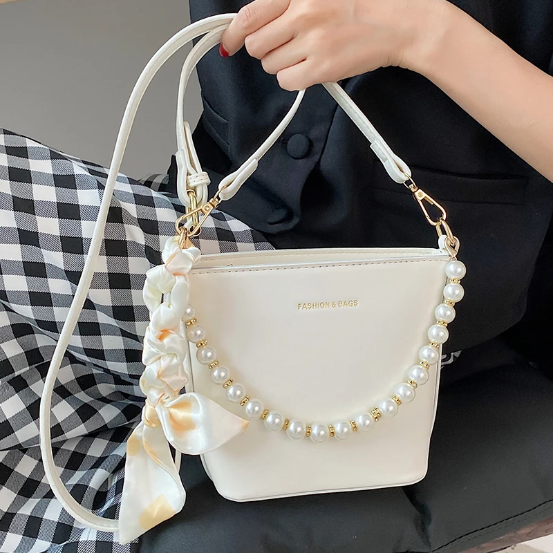 

Маленькие кожаные сумки-ведра на плечо для женщин, тоут с жемчугом, мессенджер, женская сумочка с шелковой лентой, простые дизайнерские сумк...