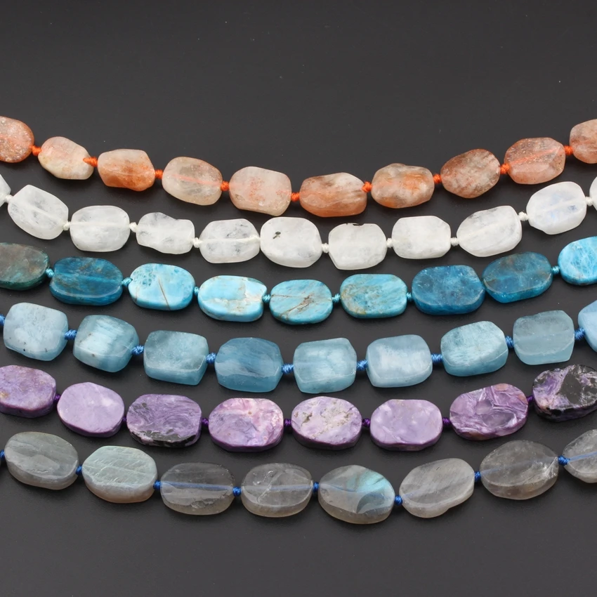 Натуральные камни: белый лунный камень, фиолетовый хароит и лабрадорит. Нарезанные листы с отверстиями. Разноцветные бусины для создания украшений своими руками.