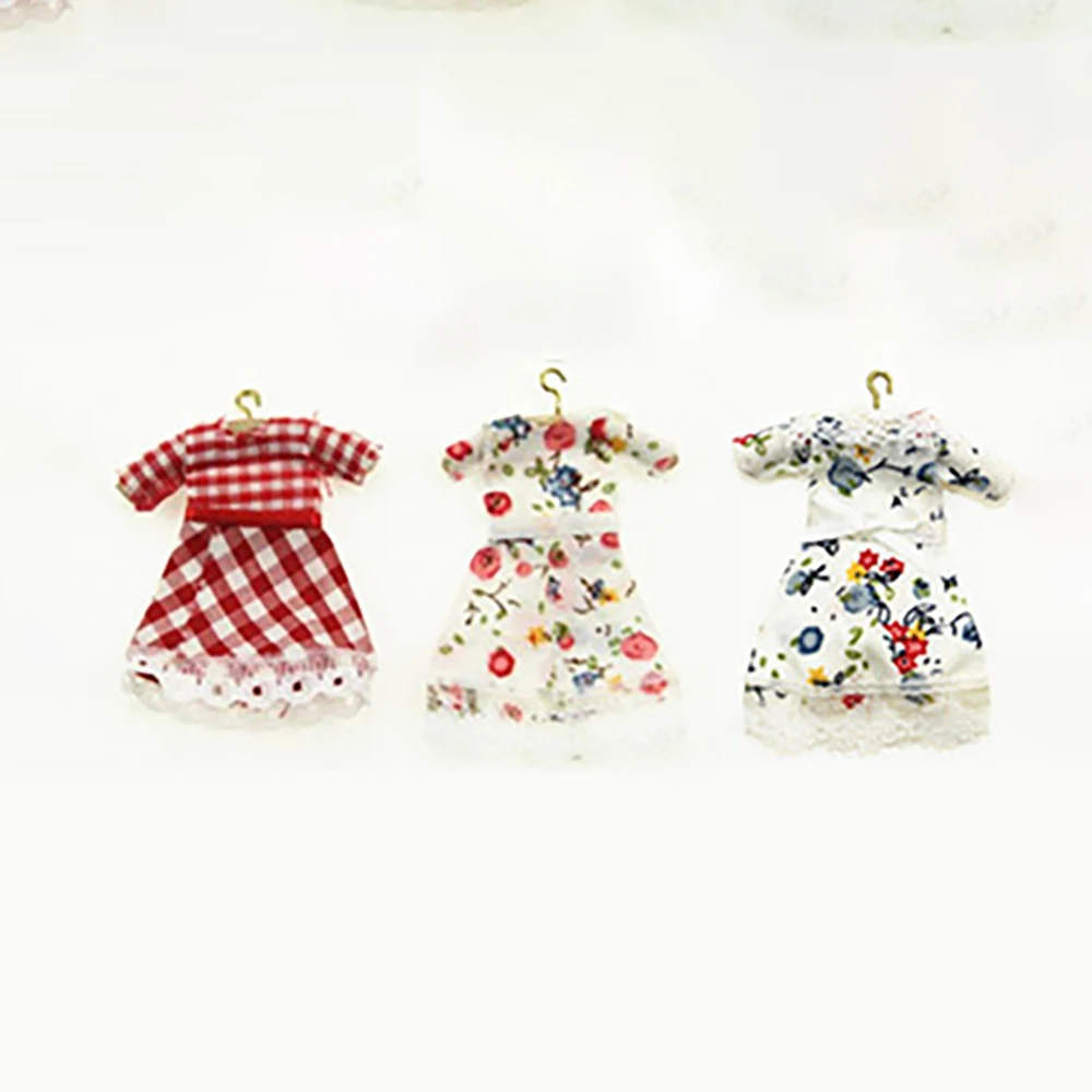 Миниатюрные аксессуары для кукольного домика цветочное мини платье с вешалкой