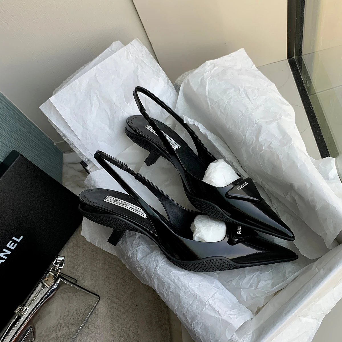 

The spring 2021 European season for women with pointed toe cat heels and sandals is a triangular leather single shoe with a bun