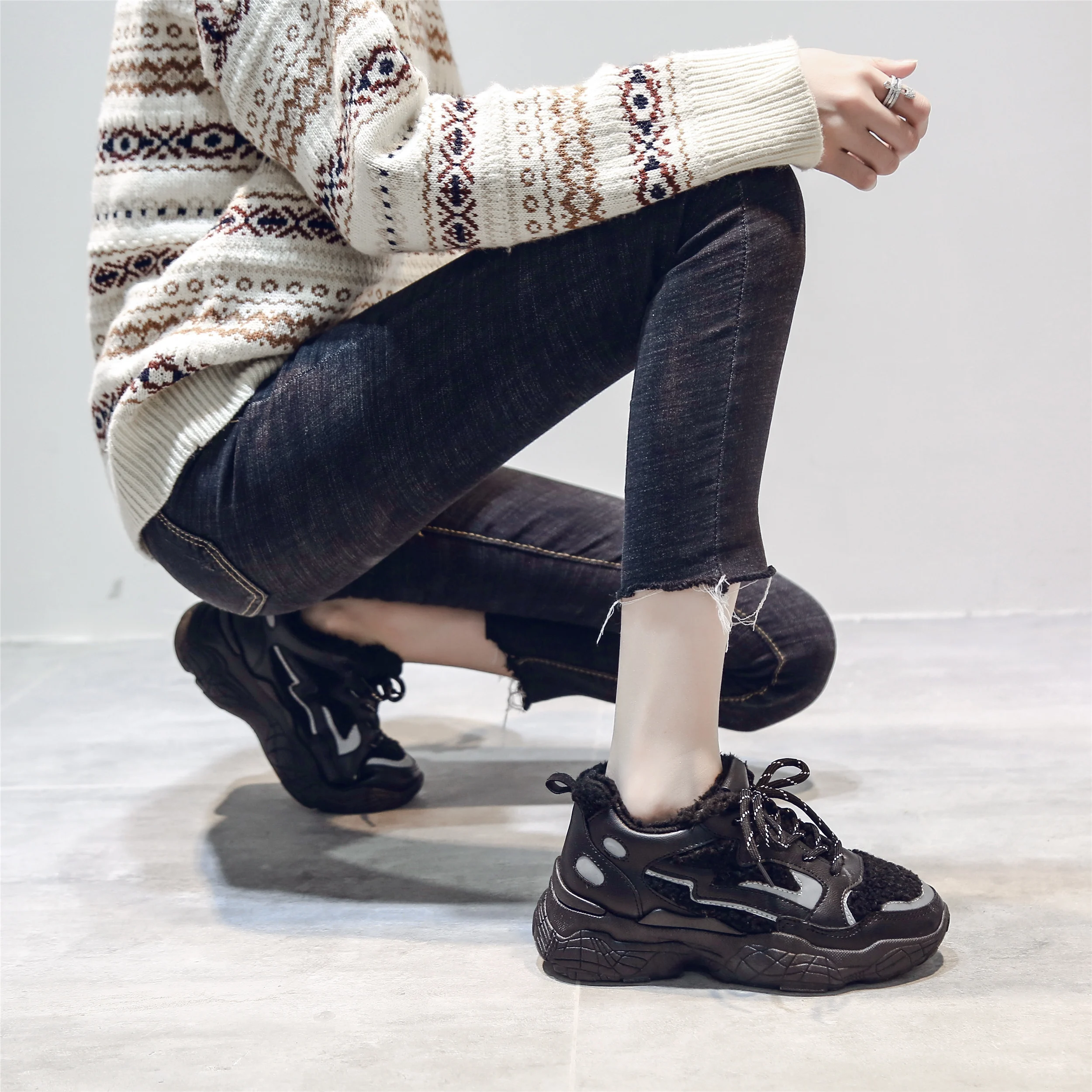 Женские кроссовки из хлопка и плюша черные зимние кашемировые туфли для бега