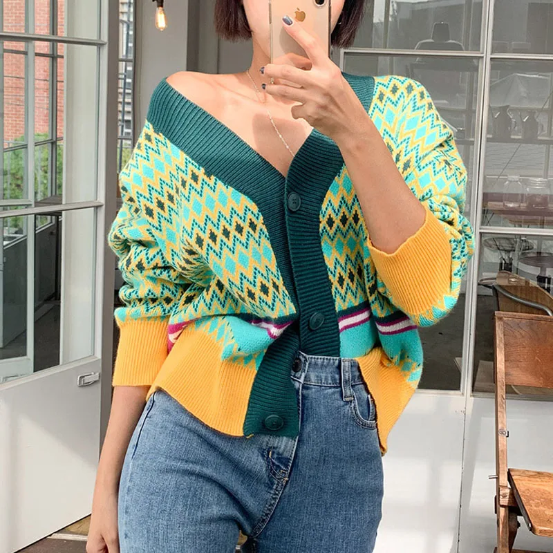 Женский трикотажный кардиган на пуговицах с V-образным вырезом |