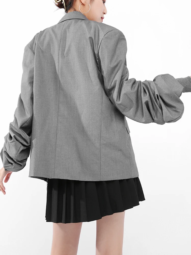 

[EAM] Women Gray Pleated Casual Big Size Blazer New Lapel Long Sleeve Loose Fit Jacket Fashion Spring Autumn 2021 1DA45302
